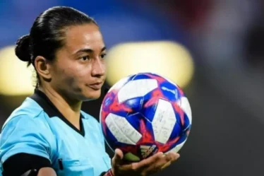 Foto de uma Juiza de futebol com a bola na mão , arbitragem para a Copa do Mundo Feminina