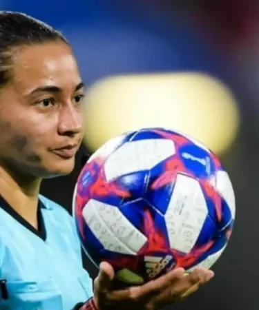 Foto de uma Juiza de futebol com a bola na mão , arbitragem para a Copa do Mundo Feminina